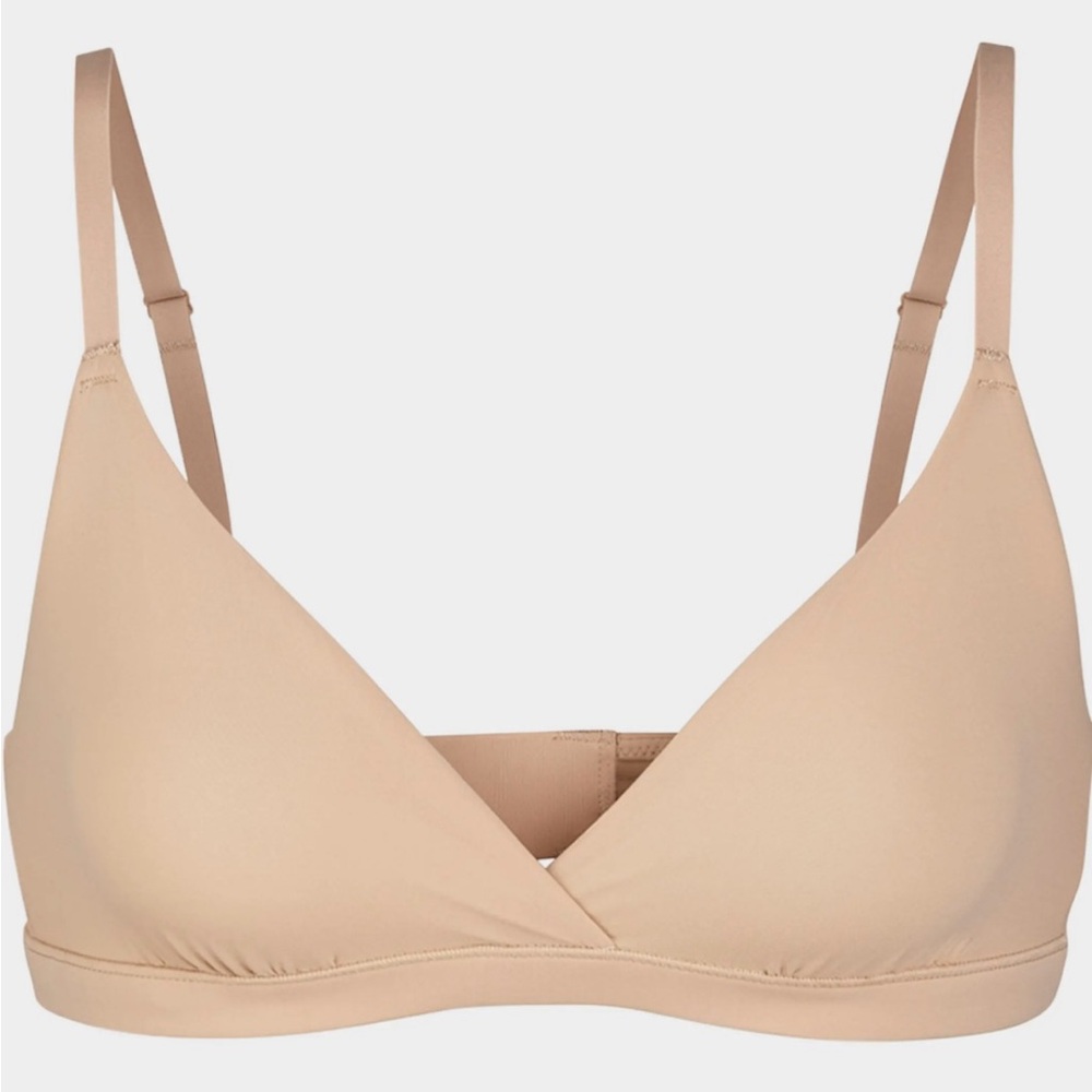 SKIMS fits everybody crossover bralette. Brand new without tags! Great condition